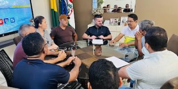 Prefeito Rodrigo Damasceno anuncia reajuste no vale-alimentação dos professores de Tarauacá e correção salarial de secretários e coordenadores escolares