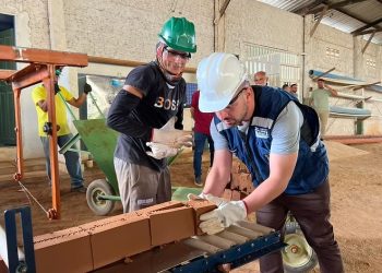 Rodrigo Damasceno visita Cerâmica Municipal e comemora retorno da fabricação de tijolos em Tarauacá