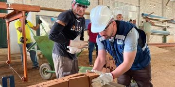 Rodrigo Damasceno visita Cerâmica Municipal e comemora retorno da fabricação de tijolos em Tarauacá