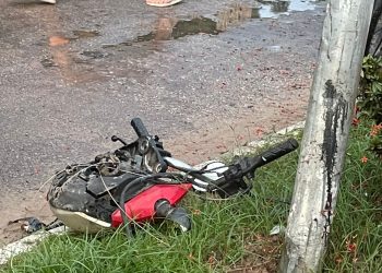 Motociclista bate em poste, tem moto partida ao meio e sofre apenas escoriações em Tarauacá
