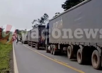 Carreta tomba e bloqueia rodovia entre Rio Branco e Sena Madureira