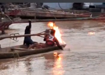 Motor pega fogo em canoa no porto de Feijó e homem passa por momentos de tensão para conter as chamas