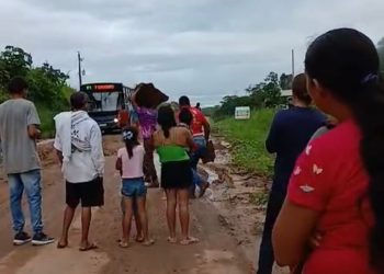 BR-364 em colapso: crateras obrigam motoristas a improvisar e ameaçam isolar o Juruá