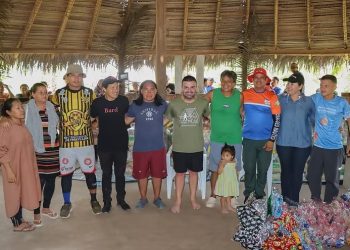 Prefeito Rodrigo Damasceno leva ajuda humanitária à Terra Indígena Yawanawá no Rio Gregório