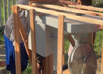 Vice-prefeito James França entrega máquina de açaí à comunidade indígena de Envira