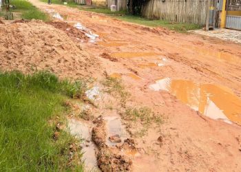 Moradores denunciam situação intrafegável da Rua Elcias Cunha de Albuquerque, no Bairro Novo, em Tarauacá