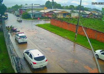 Vídeo registra acidente com motociclista em frente à delegacia em Tarauacá; família diz que motorista ainda não pagou R$ 7 mil pelos danos
