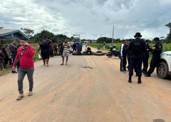 Moradores fecham BR-364 em protesto por conclusão de hospital em Feijó