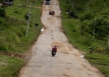Estudantes enfrentam estrada precária e passam mal durante trajeto escolar na BR-364, região de Tarauacá