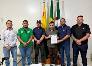 Prefeito Rodrigo Damasceno assina termo para receber 8 máquinas do Deracre para Tarauacá