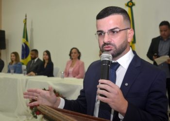 Prefeito Rodrigo Damasceno anuncia retorno a Tarauacá e mudanças no secretariado após o Carnaval