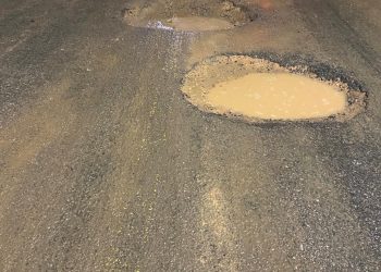 Buraco em rua de Tarauacá provoca acidente e deixa motociclista desacordado