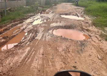 Moradores cobram Secretaria de Obras por recuperação da Rua Rediney Hilário, tomada pelo mato no bairro Copacabana em Tarauacá