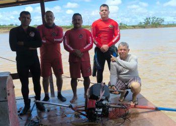 Bombeiros de Tarauacá resgatam motor e canoa que afundaram no rio Tarauacá