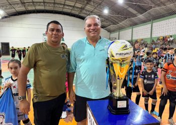 Prefeito Ivon prestigia 9º torneio de Futsal Masculino e Feminino da escolinha do professor Sergione