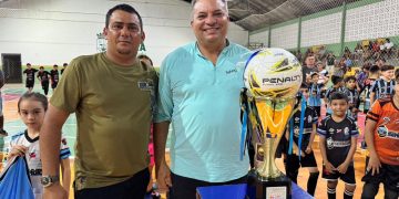 Prefeito Ivon prestigia 9º torneio de Futsal Masculino e Feminino da escolinha do professor Sergione