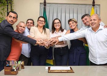 Sem o prefeito Railson, Mailza se reúne com sete vereadores de Feijó e fala em parceria e diálogo