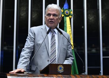 Petecão cobra agilidade do governo federal na construção de casas rurais no Acre