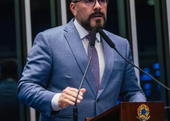 Alan Rick cobra prioridade nacional para segurança nas escolas em discurso no Senado após tragédia no Acre
