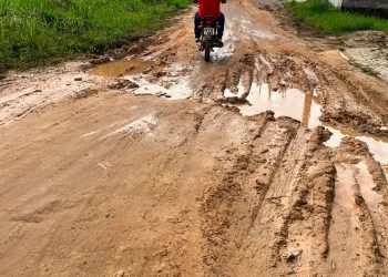 Moradores do bairro Copacabana cobram recuperação urgente da Rua Rediney Hilário em Tarauacá
