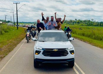 Caravana de Alan Rick desembarca em Feijó com aeroporto lotado e carreata movimenta ruas da cidade