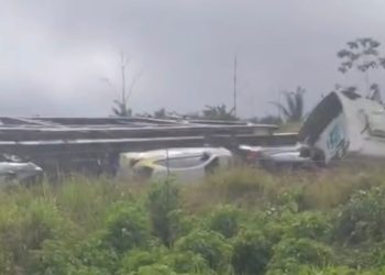 Cegonha com veículos tomba na BR-364, na região de Tarauacá; motorista sai ileso