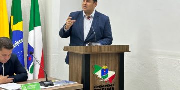 Pré-candidato ao Senado, Júnior Feitosa destaca diálogo e participação popular durante visita à Câmara de Porto Acre
