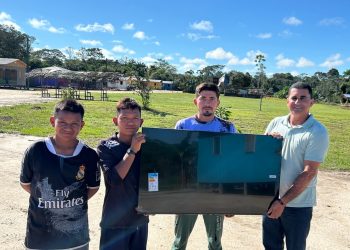 Prefeitura de Envira realiza entrega de televisões para aldeias indígenas do município.