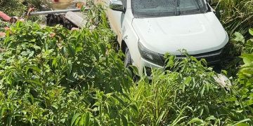 Caminhonete carregada com extintores sai da pista na BR-364 e motorista é socorrido por moradores