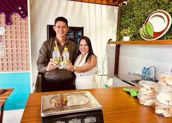 Com apoio da Sicredi Biomas, casal transforma água de coco em negócio no Acre