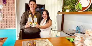 Com apoio da Sicredi Biomas, casal transforma água de coco em negócio no Acre