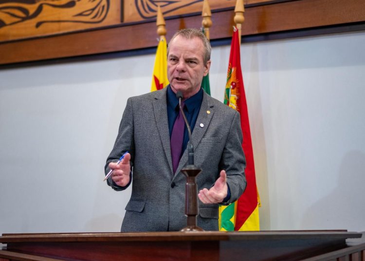 Aleac aprova projeto de Pedro Longo que garante alimentação para animais em situação de rua