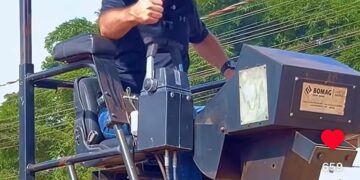 Gerlen Diniz acompanha obras em cima de máquina e anuncia asfaltamento da Estrada Xiburema em Sena Madureira