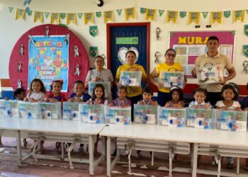 Escola Municipal Santa Rita recebe kits pedagógicos para alunos da Educação Infantil em Envira