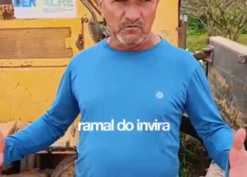 Essa é a cara do Deracre”, dispara vereador Eurico ao denunciar trator quebrado há uma semana no Ramal do Envira, em Feijó