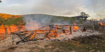 Casa é destruída por incêndio na BR-364, em Tarauacá; família pede ajuda para recomeçar