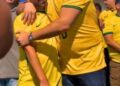 “Vamos ganhar no primeiro turno, manim”, diz Alan Rick ao falar ao ouvido do prefeito Rodrigo Damasceno em Tarauacá; veja o vídeo