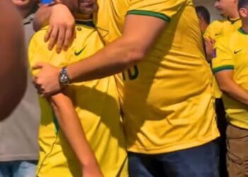 “Vamos ganhar no primeiro turno, manim”, diz Alan Rick ao falar ao ouvido do prefeito Rodrigo Damasceno em Tarauacá; veja o vídeo