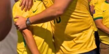 “Vamos ganhar no primeiro turno, manim”, diz Alan Rick ao falar ao ouvido do prefeito Rodrigo Damasceno em Tarauacá; veja o vídeo