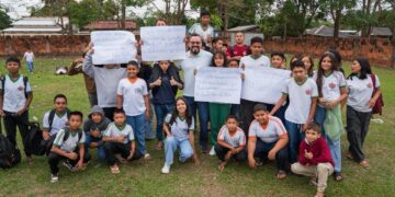 Estudantes recebem Alan Rick com cartazes de agradecimento em Santa Rosa do Purus