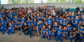 Alan Rick leva escolinha de futebol do Léo Moura a Capixaba e beneficia 260 crianças