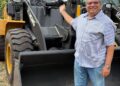 Prefeito Ivon recebe pá mecânica em Manaus e reforça infraestrutura de Envira