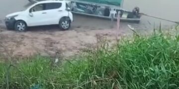 Motorista é preso por suspeita de embriaguez após capotar carro e quase cair no Rio Tarauacá