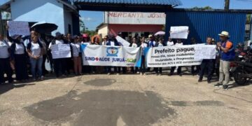 Servidores da Saúde fazem manifestação em frente à prefeitura e cobram direitos trabalhistas em Cruzeiro do Sul
