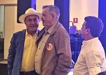 Ao som da música “Amigo”, de Roberto Carlos, Bocalom convida Oswaldo Dias para ser o vice de sua chapa na disputa pelo governo do Acre