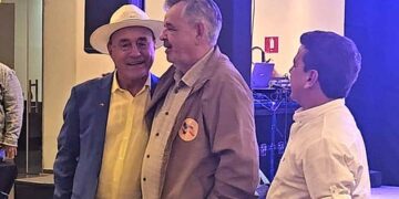 Ao som da música “Amigo”, de Roberto Carlos, Bocalom convida Oswaldo Dias para ser o vice de sua chapa na disputa pelo governo do Acre