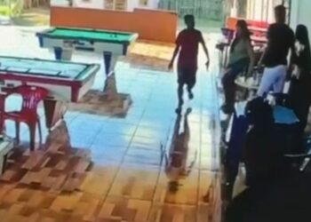 Homem tenta atirar no rosto da ex-companheira dentro de bar, mas arma falha e ele é preso no Acre