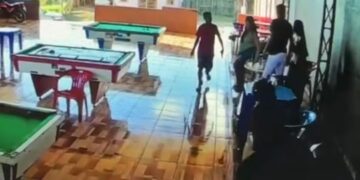 Homem tenta atirar no rosto da ex-companheira dentro de bar, mas arma falha e ele é preso no Acre