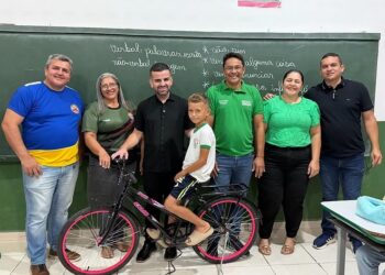Rodrigo Damasceno premia alunos destaque da rede municipal com mais de 40 bicicletas em Tarauacá