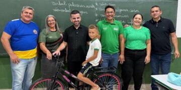 Rodrigo Damasceno premia alunos destaque da rede municipal com mais de 40 bicicletas em Tarauacá